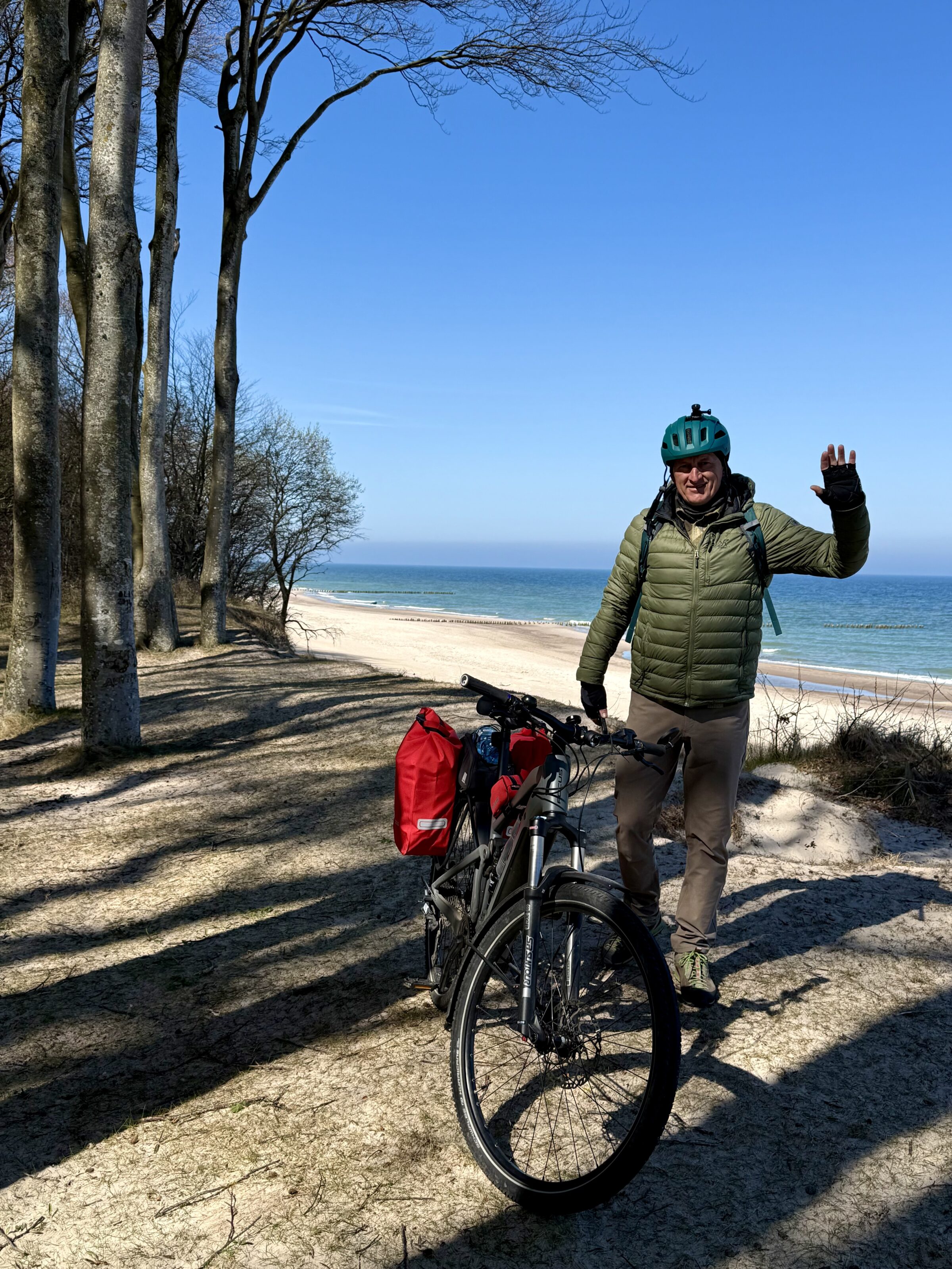 Tu już było ciężko… od tych widoków 😎🌊 I znowu ten sam problem 😂 Człowiek miał pedałować dalej, a zamiast tego stoi i patrzy na morze kolejne 20 minut 🚲🌊