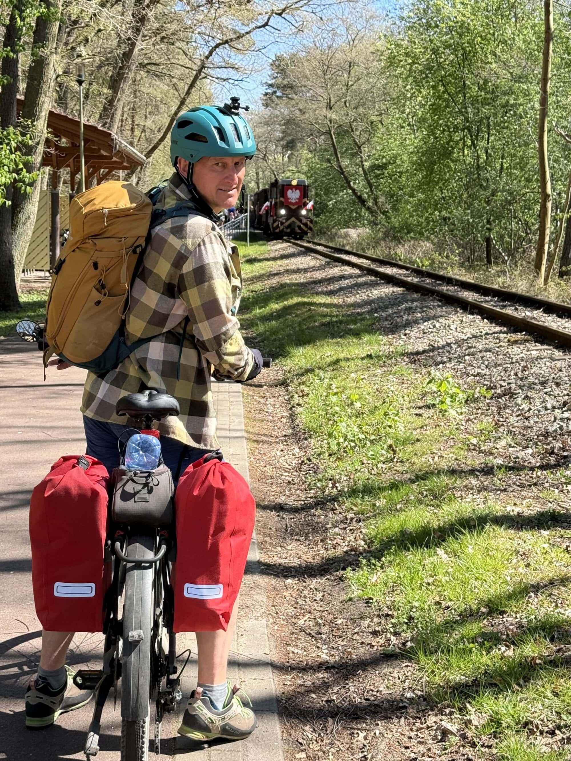 Marcin znalazł nową zabawkę 😂🚂 I nagle cały plan dnia przestał istnieć 😅 Bo przez las przejechał klimatyczny stary pociąg i oczywiście trzeba było stać, oglądać i machać jak dzieci 😂🚲