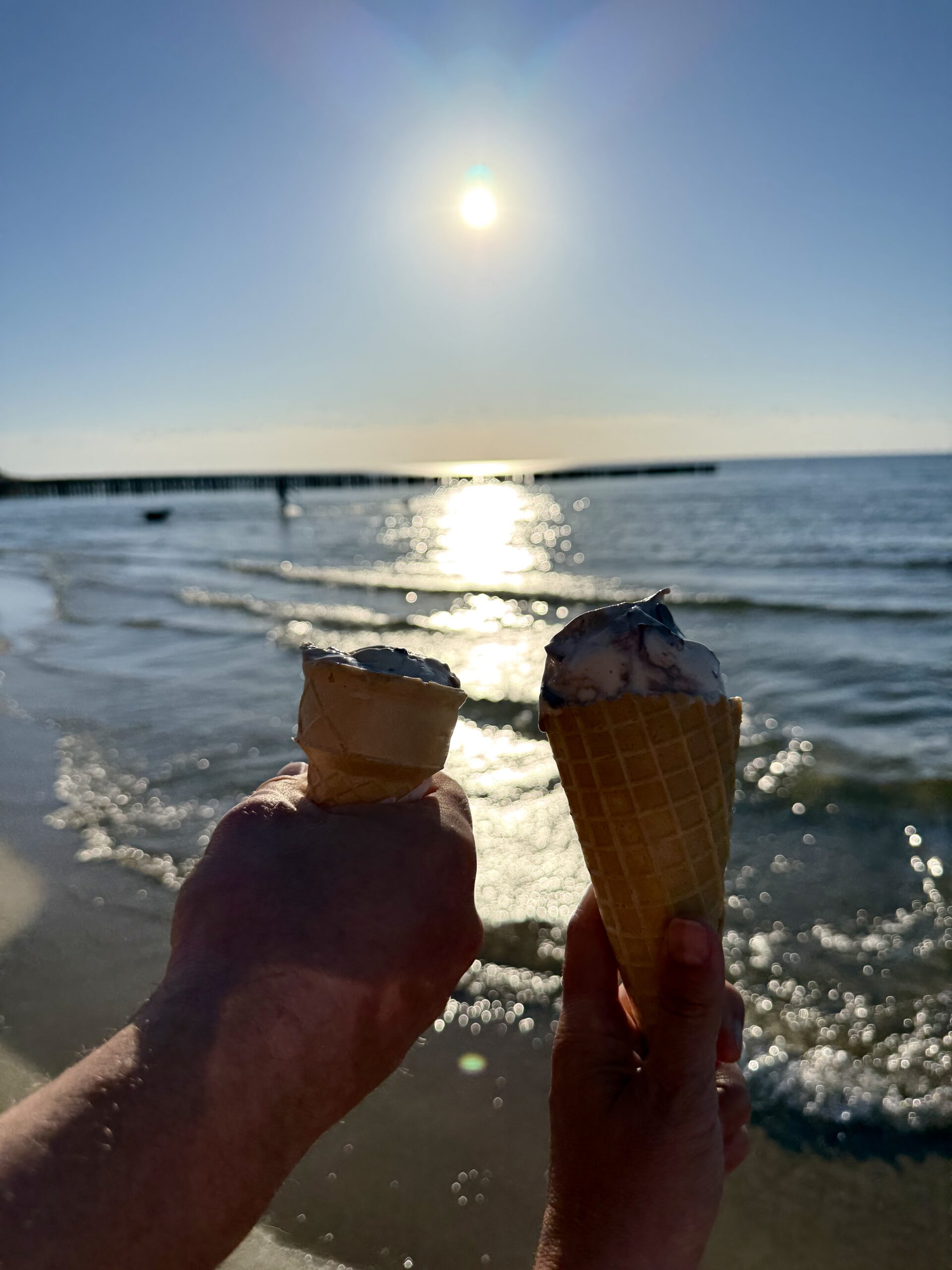 Nie wiemy, kto wymyślił, że najlepsze lody smakują dokładnie wtedy, kiedy jesteś cały w piachu, zmęczony i właśnie skończyłeś pedałować pod wiatr 😅
Ale potwierdzamy naukowo:
to działa 🤝😂