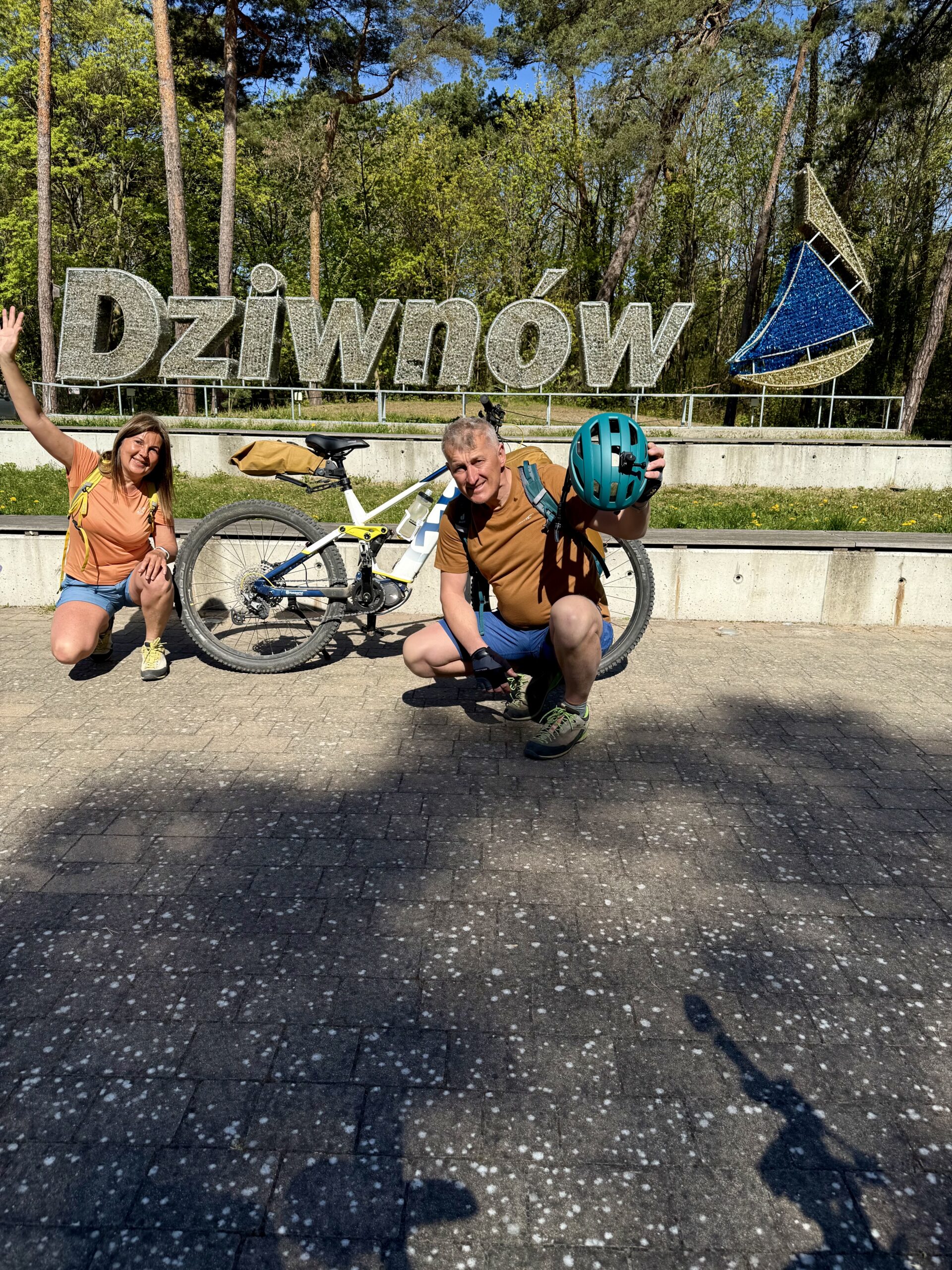 Dowód, że naprawdę tu dojechaliśmy 😂📸 Zdjęcie przy napisie miasta to już chyba oficjalna tradycja wszystkich road tripów 😎🚲